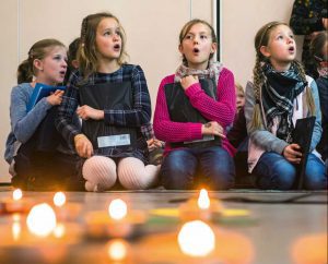 Schüler*innen singend bei der Morgenandacht.