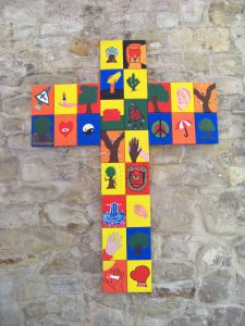 Sichtbar evangelisch 2016 buntes Schulkreuz