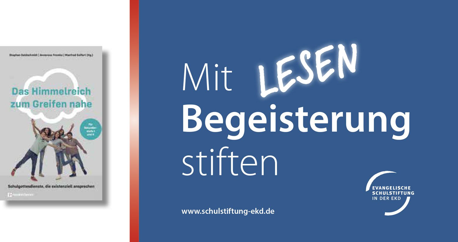 Blau-weißes Banner mit einem Buchcover, auf dem vier springende Personen zu sehen sind; Logos der Schulstiftung.
