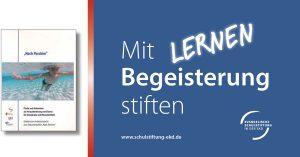 Blaues Banner mit der Aufschrift „Mit LERNEN Begeisterung stiften“, mit Broschüre zum Kinderschwimmen.