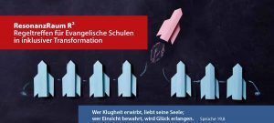 Rosa Rakete zwischen blauen Raketen, deutscher Text wirbt für Veranstaltung evangelischer Schulen.