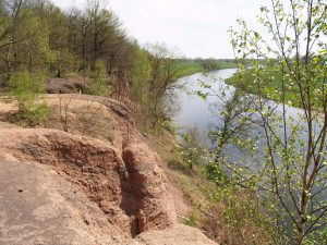 Das 15 m hohe "Rote Ufer" ist einer der schönsten Aussichtspunkte an der Mulde.