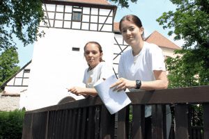 Zwei der sechs Städteguides der Schülerfirma "Naturkultour": Lucy Tischer und Laura Körner.