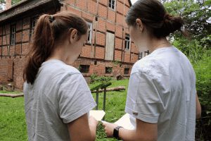 Zwei Schülerguides der Schülerfirma "Naturkultour" an der Bad Dübener Obermühle.