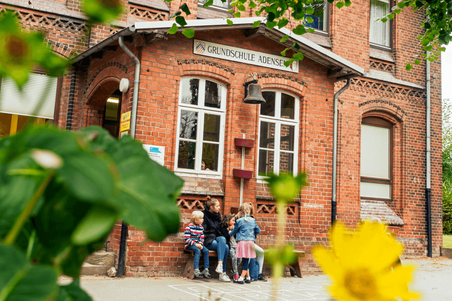 Die Grundschule Adensen-Hallerburg ist eine kleine Schule mit nicht mal 80 Kindern, verteilt auf vier Klassen.