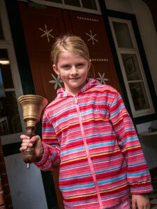 Porträt der CJD Grundschule Adensen-Hallerburg.