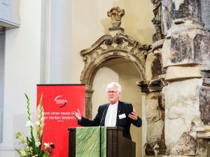 Landesbischof Dr. Heinrich Bedford-Strohm, Ratsvorsitzender der EKD, beleuchtet in seiner Festrede die haltgebenden und mutmachenden Aspekte, die Schulen in evangelischer Trägerschaft Kindern und Jugendlichen als Lebens- und Lernorte bieten.