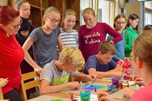 Porträt Evangelische Zinzendorf-Oberschule Herrnhut: Gemeinsames Sterne basteln.