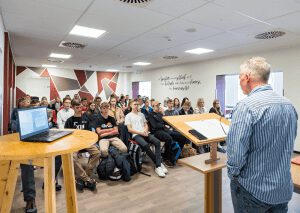 Projektleiter von MO(NU)MENT MAL! Udo Reiss spricht auf der Gründungsveranstaltung der Schülerfirma NaturKultour.