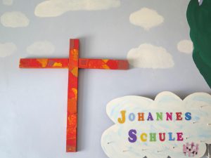 Schulkreuz der Johannes Schule aus dem Förderprogramm der ESS EKD "Sichtbar evangelisch 2016 - Schulkreuze".