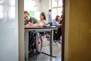 Ein Schüler im Rollstuhl an der inklusiven Sophie-Scholl Schule in Berlin.