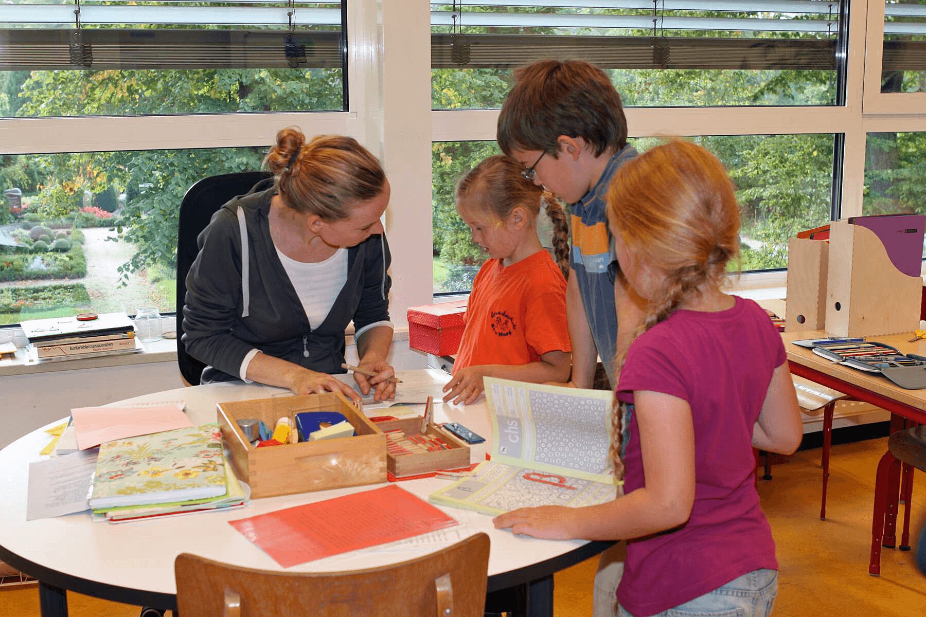 Keine Stunden- und Lehrpläne, keinerlei Noten und das ganz vollkommen jahrgangsübergreifend: Das ist das Konzept der Grundschule Op de Host.