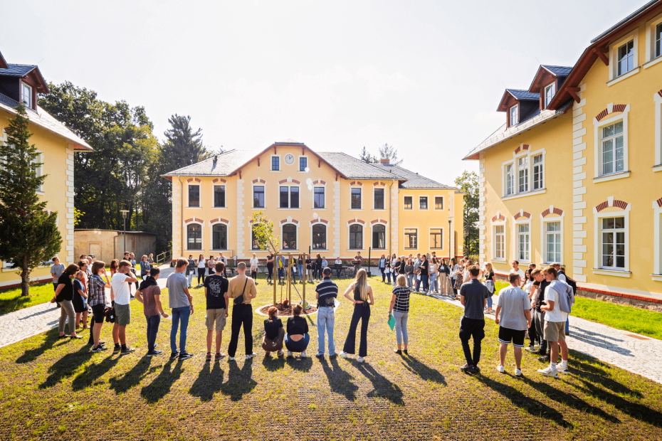 An der 2018 neu gegründeten Evangelischen Schule für Sozialwesen Hans Georg Anniès in Moritzburg können sich junge Erwachsene zu Erzieher*innen und Sozialassistent*innen ausbilden lassen.