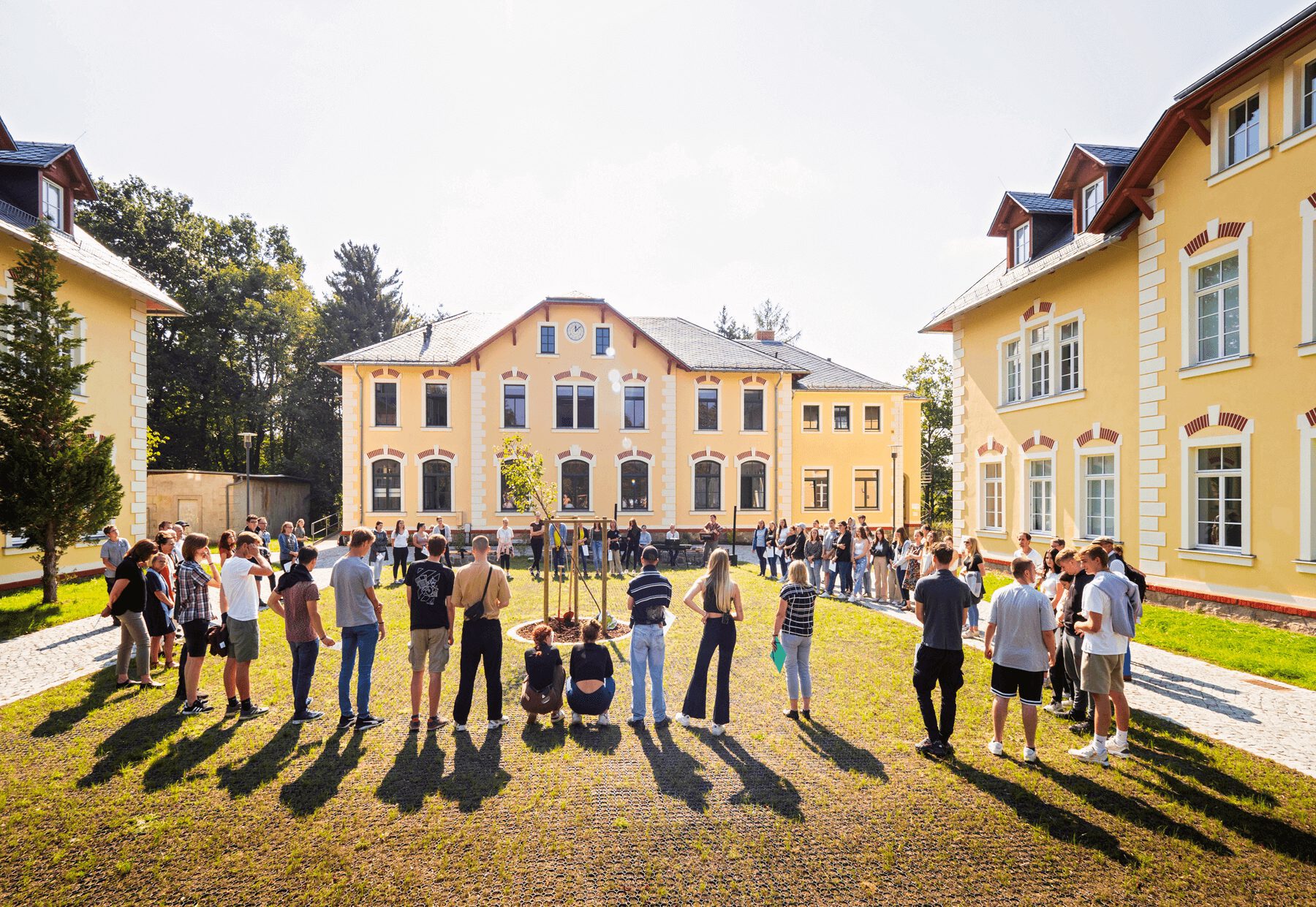 An der 2018 neu gegründeten Evangelischen Schule für Sozialwesen Hans Georg Anniès in Moritzburg können sich junge Erwachsene zu Erzieher*innen und Sozialassistent*innen ausbilden lassen.