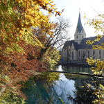 Man geht nur wenige Schritte vom Blautopf bis zum ehemaligen Benediktinerkloster Blaubeuren.