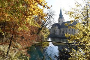 Man geht nur wenige Schritte vom Blautopf bis zum ehemaligen Benediktinerkloster Blaubeuren.