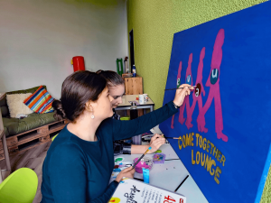 Schülerinnen des Evangelischen Gymnasiums Siegen-Weidenau erstellen das Logo für die "Come together Lounge".