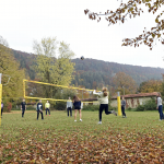 Schüler*innen beim Volleyballspielen an der frischen Luft.