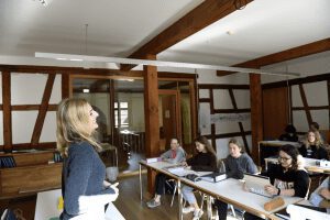 Szene eines Unterrichts am Evangelischen Seminar Blaubeuren.