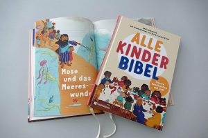 Die „Alle Kinder Bibel“ arbeitet stark mit einer inklusiven Bildsprache. Neben der Abbildung von People of Color als zentrale Figuren in der biblischen Zeit können auf den knapp 100 Seiten auch immer wieder Kinder gefunden werden, die eine sichtbare Behinderung haben.