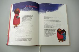 Die Texte der „Alle Kinder Bibel“ nehmen die Vielfalt der biblischen Gesellschaft auf. Sie erzählen an einem roten Faden entlang vor allem die Geschichten von denen, die am Rand der Gesellschaft stehen