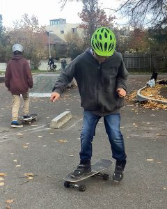 Das Evangelische Montessori-Schulhaus Freiburg konnte einem Schüler mit unserem "Stipendium für Hilfsmittel" ein eigenes Skateboard ermöglichen.