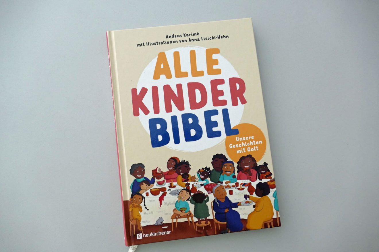 Inklusion ist ein Thema, das in aktuellen Kinderbibeln kaum vorkommt. Ganz anders in der neuen "Alle Kinder Bibel" von Andrea Karimé, die alle Kinder feiert!