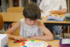 Durch eine Förderung der ESS EKD führten besondere Lernmaterialien zu mehr Eigenverantwortung, Spaß und Inklusion an der Ev. Grundschule Jena.