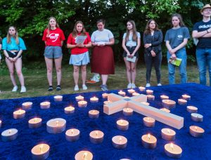 Jugendliche des Projekts "Gottesdienstlots*innen" bei einer gemeinsamen Abendandacht in Osnabrück.