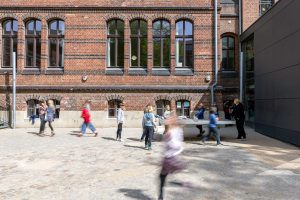 Situation auf dem Pausenhof mit spielenden Kindern.