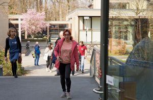 Teilnehmende des Fachtags strömen auf dem Gelände der EHB in den Hörsaal.