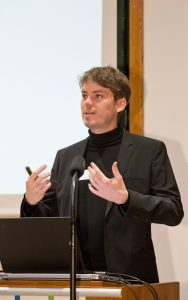 Prof. Dr. Rainer Mühlhoff während seines Vortrags.