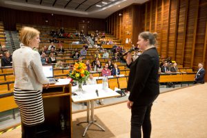 Prof. Dr. Birte Platow bei ihrem Vortrag auf der Bühne des Audimax der EHB.