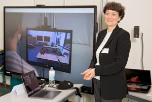 Dr. Dimitra Tsovaltzi vom Deutschen Forschungszentrum für KI bei Ihrer Demonstration eines Mixed-Reality interaktiven Trainings zum Umgang für Konfliktsituationen in Schulen.