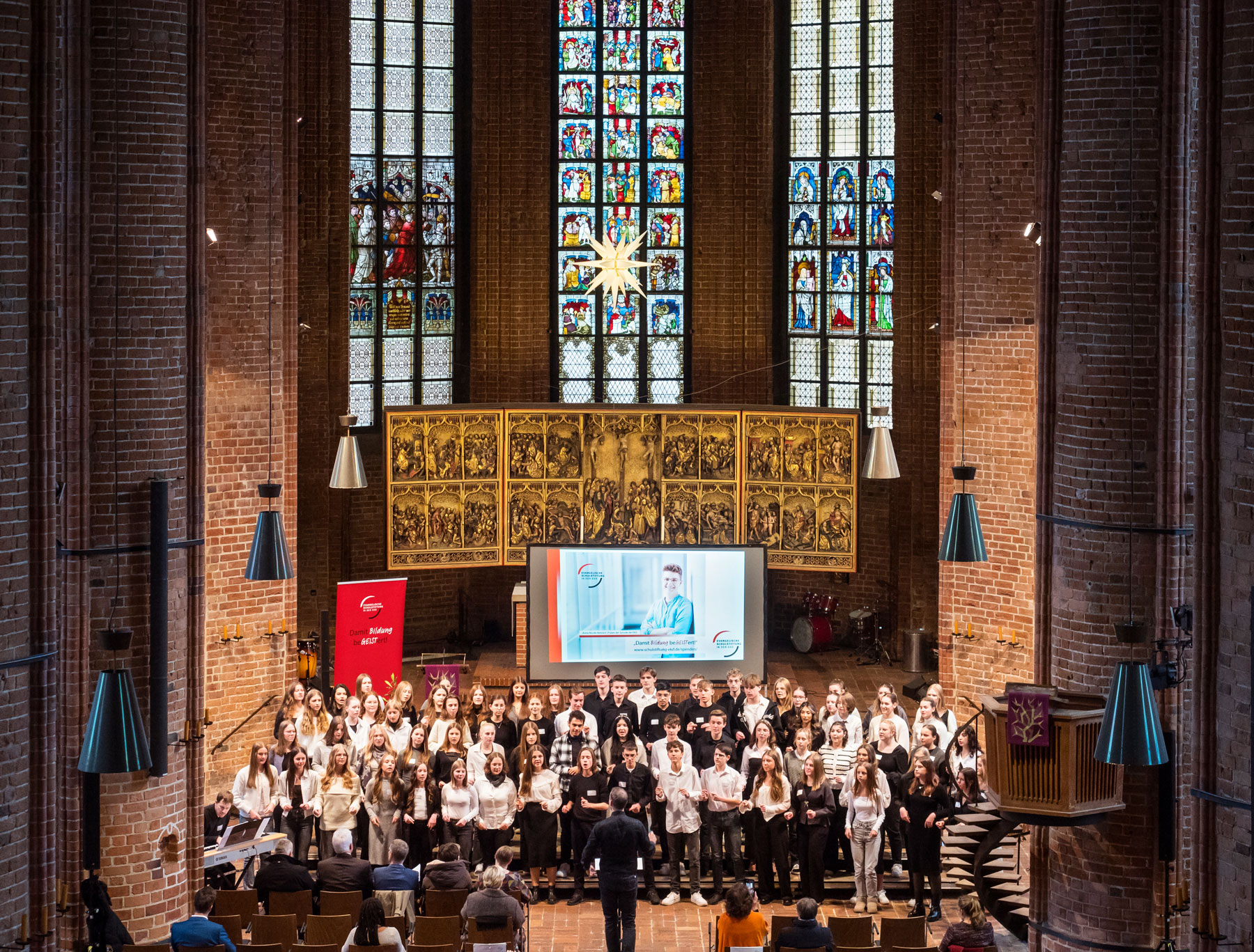 Der Schulchor des Evangelischen Gymnasiums Meinerzhagen, insgesamt 77 Schüler*innen und drei Lehrkräfte eröffneten die Jubiläumsfeier musikalisch in der Marktkirche in Hannover.