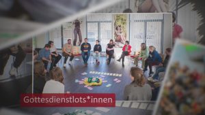 Menschen sitzen in einem Kreis mit Karten auf dem Boden; der Text "Gottesdienstlots*innen" wird gezeigt.