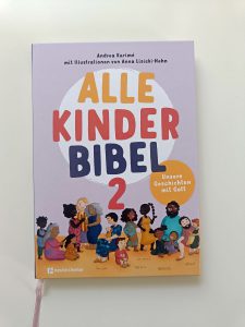 Alle Kinder Bibel 2 Cover: verschiedene Kinder und Erwachsene in einem Kreis, lila und gelbe Akzente. Bild: ESS EKD/Janne Neumann