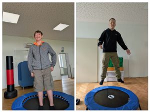 Zwei Jungen auf Indoor-Trampolinen, einer steht, der andere springt, in einem hellen Raum. Foto: Evangelische Werkschule Naundorf